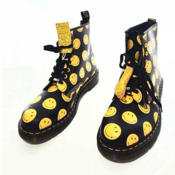 Dr. Martens Smiley 1460 31389005 12 EU46 NIB Never Worn Black Yellow Docs DM - Picture 1 of 4